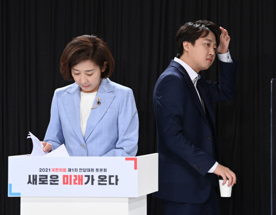 국민의힘 당대표 본경선에 진출한 (왼쪽부터) 나경원·이준석 후보가 8일 오전 서울 용산구 효창동 백범김구기념관에서 열린 국민의힘 제1차 전당대회 '오른소리 토론회'에 참석해 토론 준비를 하고 있다.연합뉴스